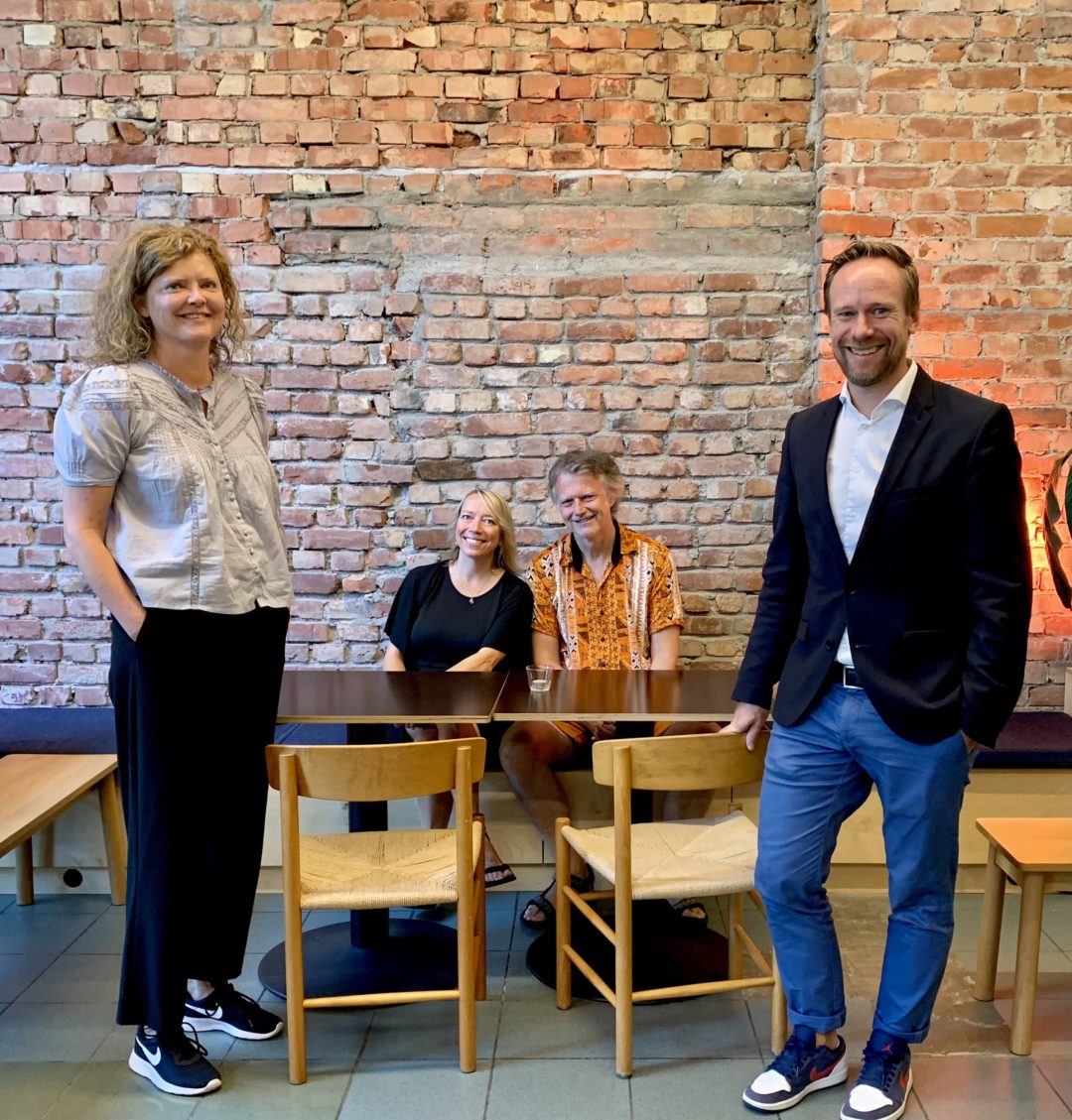 Leder i Vålerenga Vel, Hege Stensrud Høsøien og utviklingsdirektør i OBOS, Geir Graff-Kallevåg møter Maren og Erling til samtale om Sotahjørnets fremtid.